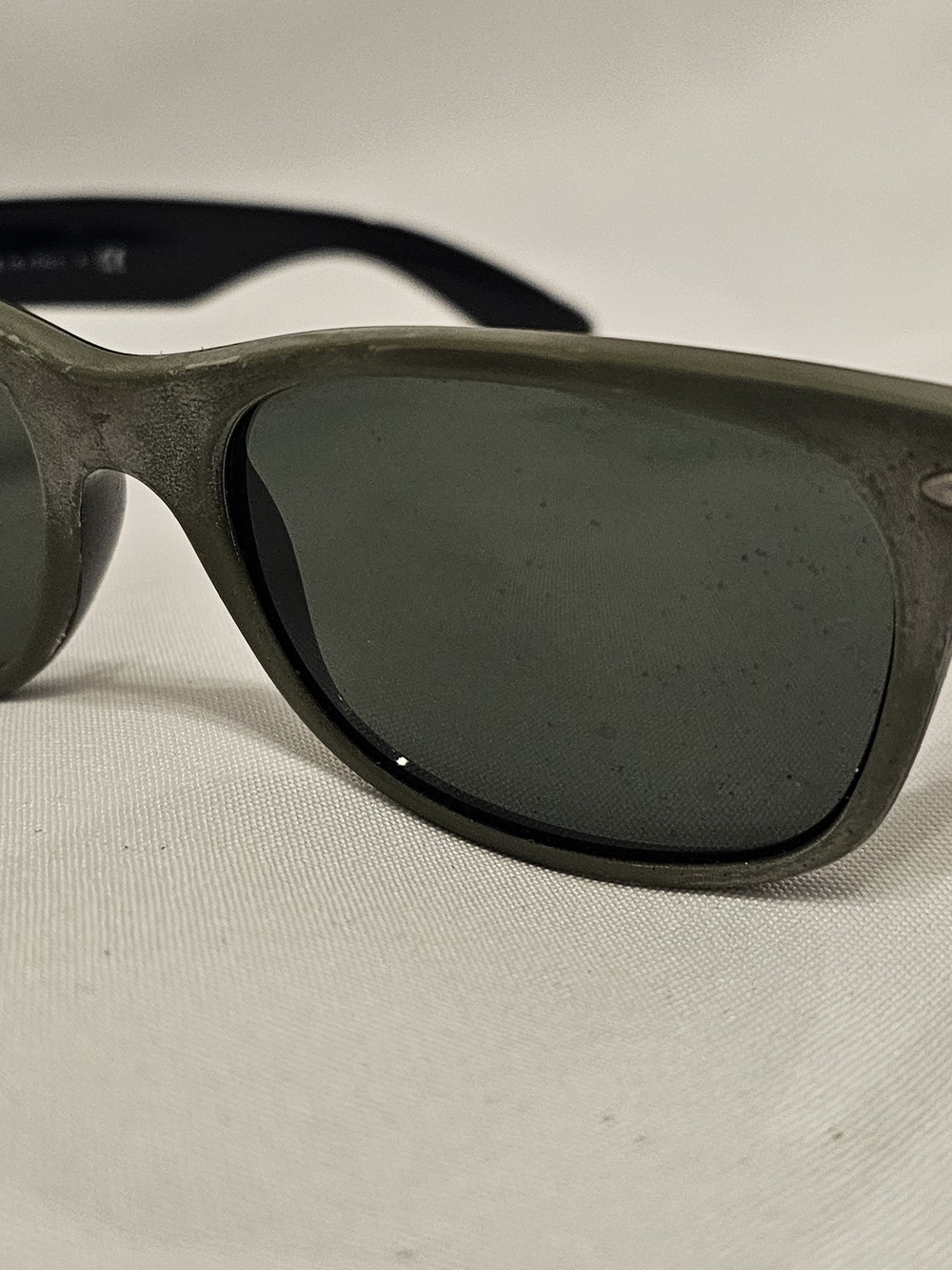 Ray-Ban Classic Wayfarer Sunglasses in Olive Green with Black Case - Picture 3 of 8